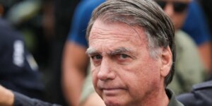 Bolsonaro ainda tem crise de soluços e toma banho de sol, diz Carlos