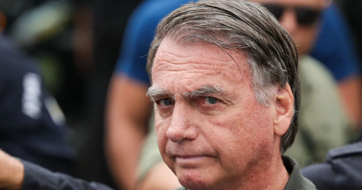 Bolsonaro ainda tem crise de soluços e toma banho de sol, diz Carlos