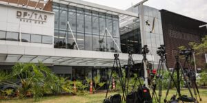 Bolsonaro apresenta crise de soluços e pressão alta após procedimento