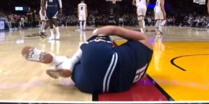 Jokic lesiona o joelho, sai de quadra e preocupa Denver Nuggets