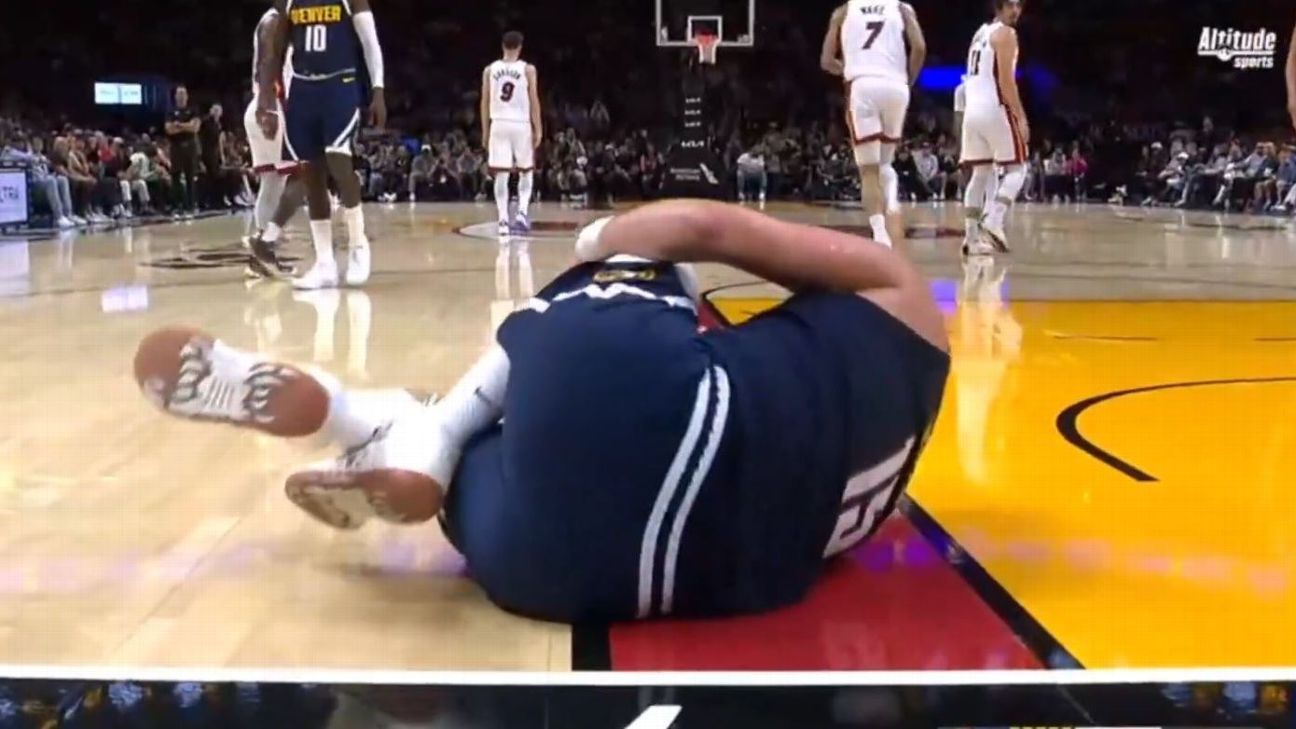 Jokic lesiona o joelho, sai de quadra e preocupa Denver Nuggets